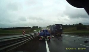 Accident de voiture et camion de fou en russie.