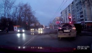La route explose sous une voiture en Russie