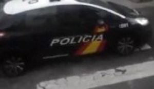 Policiers Espagnols complètement idiots! Gros fail en voiture!