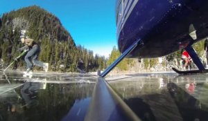 Un hélicoptère qui s'amuse à glisser sur un lac gelé