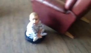 Un bébé trop mignon a cheval sur un aspirateur Roomba... Trop adorable!