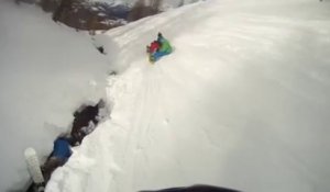 Un snowboarder coincé la tête en bas... dans le torrent!