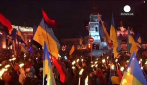 Des milliers d'Ukrainiens défilent pour célébrer un héros nationaliste
