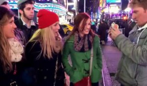 Embrasser des inconnues pour le nouvel an - Tour de carte à Times Square!