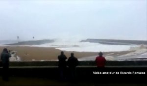 La vague qui a semé la panique à Foz de Douro (Portugal)