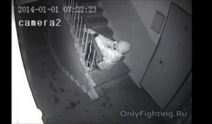 Ivre, un zombie monte les escaliers