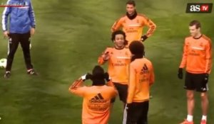 Cristiano Ronaldo charrie Pepe à l'entrainement