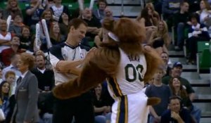 Quand l'arbitre danse avec une mascotte en plein match NBA!!