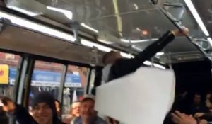 Macklemore & Ryan Lewis chantent dans un Bus de New York - Can't Hold Us!