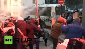 Ukraine : Manifestants frappent les policiers avec des barres de fer