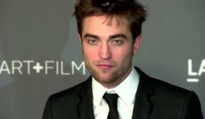 Robert Pattinson adopte les lotions hydratantes