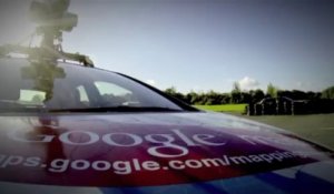 Une Google car et un Stig joueur sur le circuit de l'émission Top Gear