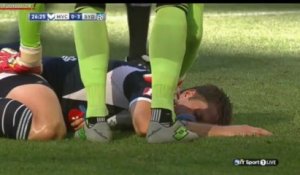 Football : un joueur se prend un ballon en pleine tête et tombe, inconscient! Violent!