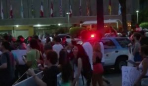 Voitures retournées et vitrines brisées à Sao Paulo