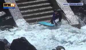 Surfeur piégé par la marée sur la côte Basque de Biarritz