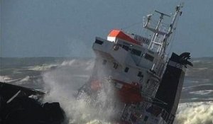 Cargo échoué: "130.000 litres de gasoil" pourraient se déverser sur la plage - 05/02