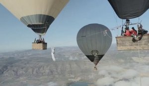 Faire du Slackline entre 2 mongolfières. The Balloon Highline