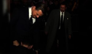 Un plaisantin entoure la taille de Leonardo DiCaprio sur le tapis rouge