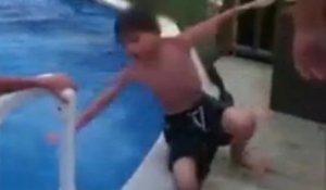 Un enfant se casse la jambe en sautant dans la piscine... OUCH!!