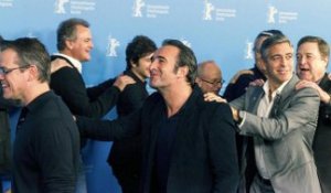 Jean Dujardin et George Clooney font la chenille  - ZAPPING PEOPLE DU 12/02/2014
