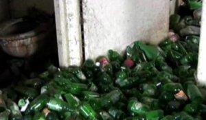 Des milliers de bouteilles de bière dans un appartement - ZAPPING ACTU HEBDO DU 15/02/2014