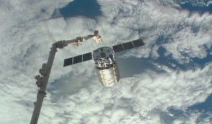 Lentement, le cargo privé Cygnus se détache de la Station spatiale internationale