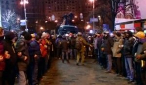 Les manifestants libèrent les dizaines de policiers retenus en otage à Kiev
