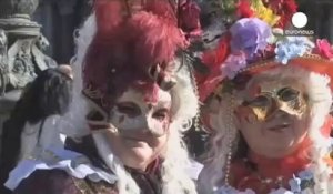 Le "saut de l'ange" a ouvert le carnaval de Venise