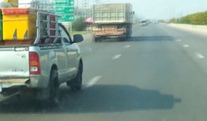 Un camionneur pète un câble sur l'autoroute