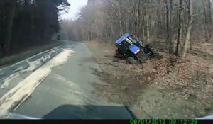 Un camion défonce un tracteur en le doublant! La folie...