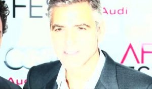 George Clooney vu main dans la main avec une nouvelle femme
