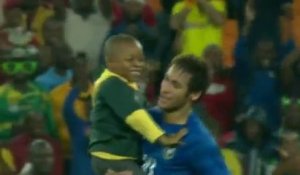 Un enfant rentre sur le terrain n plein match de Foot Brésil - Afrique du Sud... Enorme!