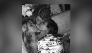 Jessica Simpson partage un baiser avec deux amies