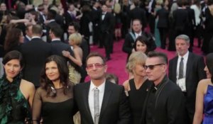 Benedict Cumberbatch s'incruste avec U2 au moment de la photo sur le tapis rouge des Oscars!