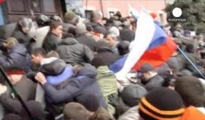 Ukraine: des pro-russes s'emparent du siège du parquet à Donetsk