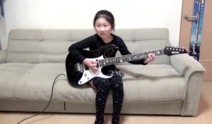 Une petite fille de 9 ans fait une reprise de Scarified à la guitare au Japon