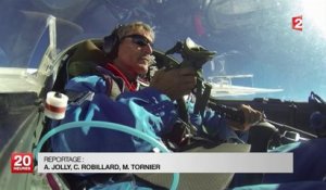 Il devient le premier pilote à survoler l'Everest en planeur