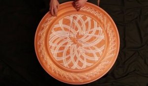Dessins d'argile sur une roue de poterie qui tourne