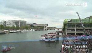 Le funambule Denis Josselin traverse la Seine à 25 mètres de hauteur