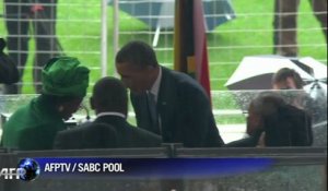 Hommage à Mandela: Barack Obama et Raul Castro se serrent la main