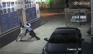 Un homme en scooter aide un voleur mais l'emmène en réalité au poste de police