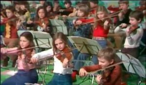 Un orchestre d'enfants dirigé par Alfred Loewenguth