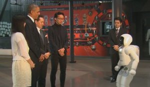 Au Japon, Obama joue au foot avec un robot