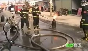 Pompier avec une bouteille de gaz en feu et prête à exploser!