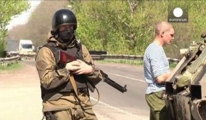 Ukraine : des otages européens exhibés devant la presse à Slaviansk
