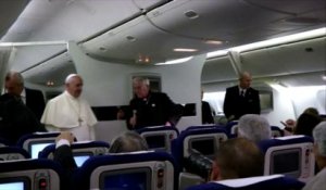 Le pape François répond à la presse dans l'avion
