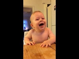 Un Bebe Se Prend Un Fou Rire Incontrolable Lorsque Sa Maman Ouvre Une Noix De Coco Sur Orange Videos