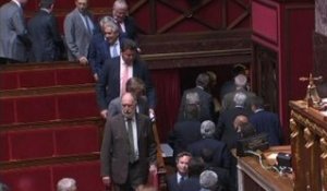 Vexé par Valls, le groupe UMP quitte l'hémicycle - 03/06