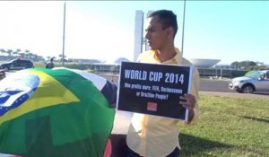 Brésil: des ballons de foot géants contre le coût du Mondial