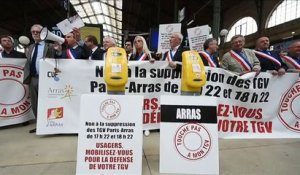 Arras: les élus arrageois et les usagers du TGV Paris - Arras, mardi 3 juin, à la gare du Nord